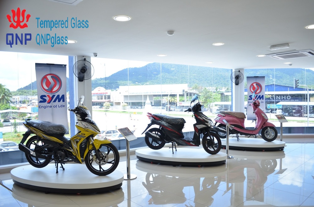 Thi công vách kính cường lực showroom xe máy đẹp và giá rẻ tại Hà Nội