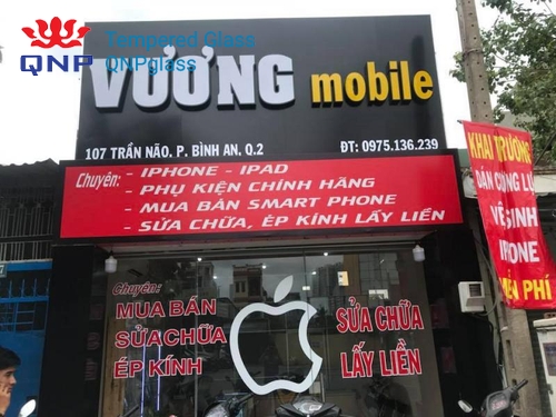 Cửa kính cường lực là sự bảo vệ an toàn cho cửa hàng điện thoại
