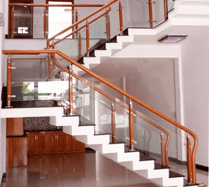 Kính cường lực làm cầu thang trong thiết kế nội thất hiện đại
