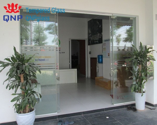 Lắp đặt cửa kính cường lực nhà mặt phố tại Hà Nội có ưu nhược điểm gì ?