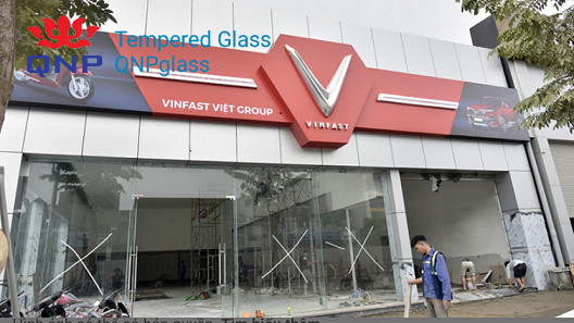Thi công vách kính đẹp cho mặt tiền showroom ô tô Vinfast