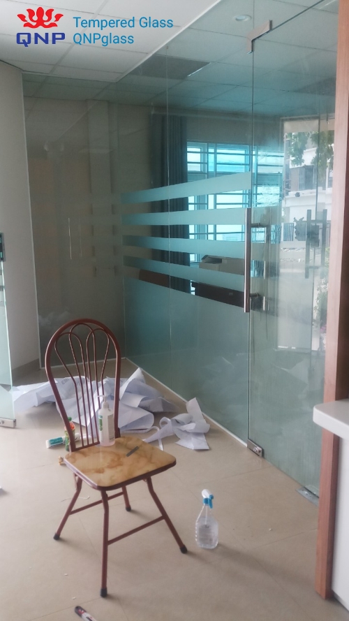 vách kính showroom đẹp tại Nghĩa Đô
